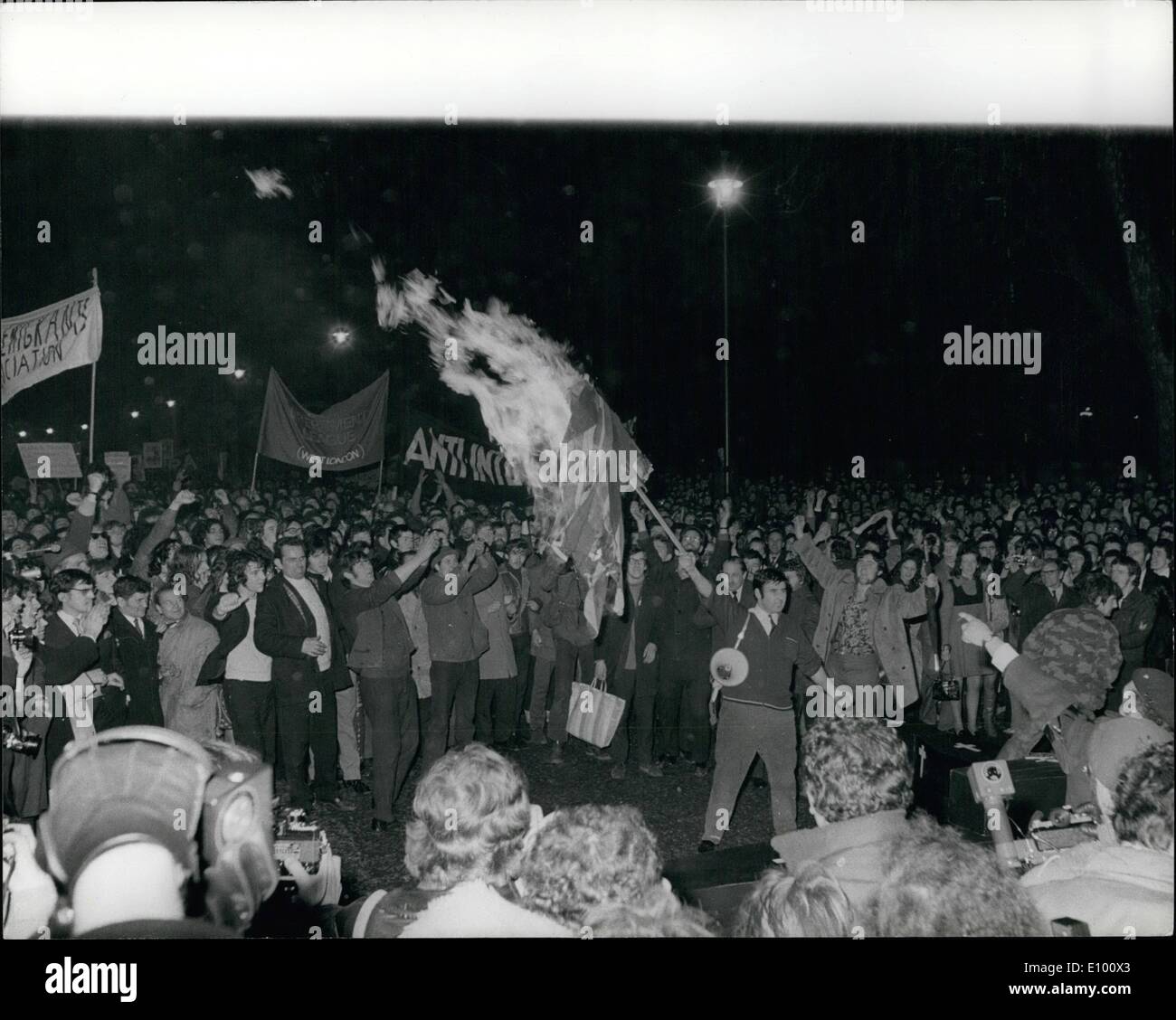 10 févr. 02, 1972 - 122 arrêté à Londres Ulster de démonstration : des centaines de policiers dans la région de White Hall hier soir aux prises avec près de 5 000 lorsqu'une marche de protestation au cours des 13 décès de Londonderry, le week-end dernier développé en une émeute. De nombreuses tentatives ont été faites à la police par accident au 10 Downing Street avec 13 cercueils symboliques ont été rejetés. S 122 arrestations, et 55 et 36 autres personnes policier ont été blessé. La photo montre les manifestants buring Union jack flag dans Whitehall dernières nuits que Fireworks police dispersés des chevaux. Banque D'Images