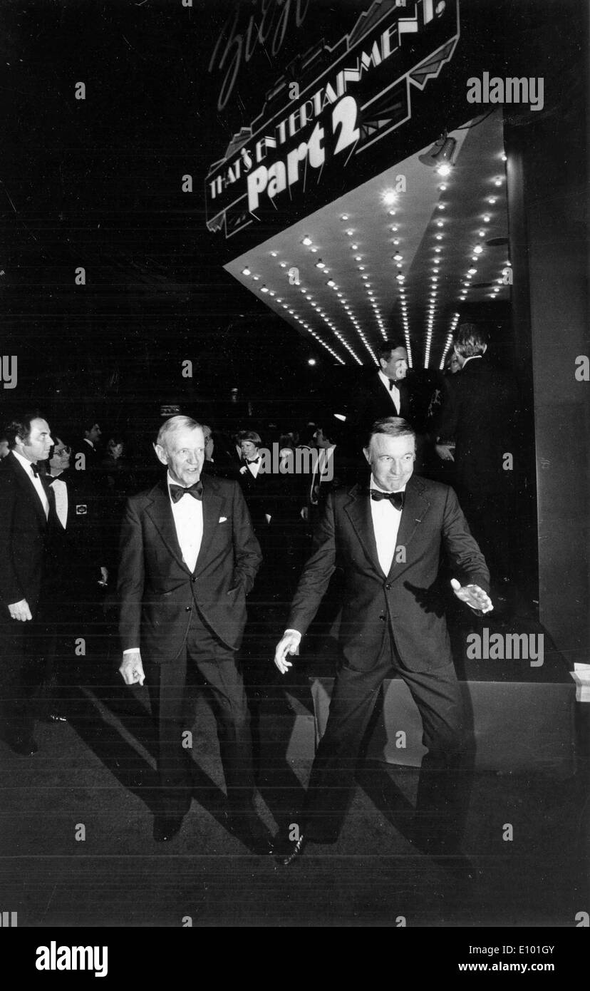 Danseurs Gene Kelly et Fred Astaire arrivent à premiere Banque D'Images