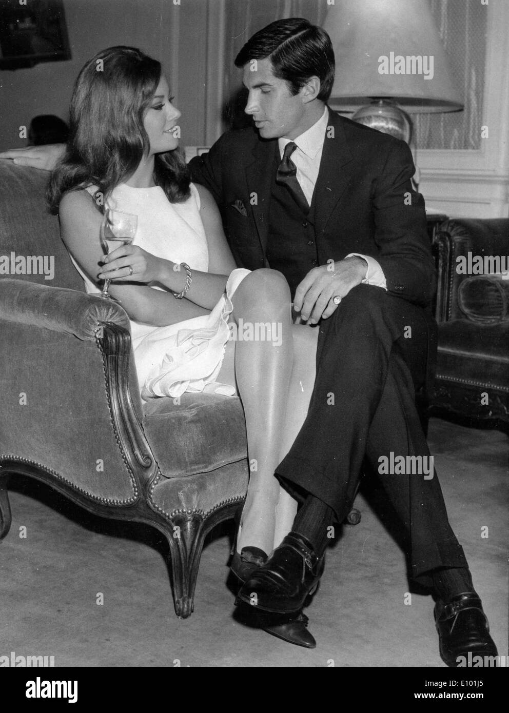 Co-stars George Hamilton et Claudine Auger Banque D'Images