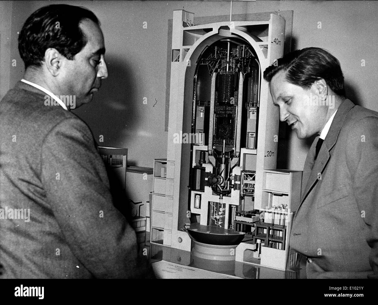 HOMI JEHANGIR BHABHA, FRS était un physicien nucléaire indien, directeur fondateur, et professeur de physique (L) Banque D'Images