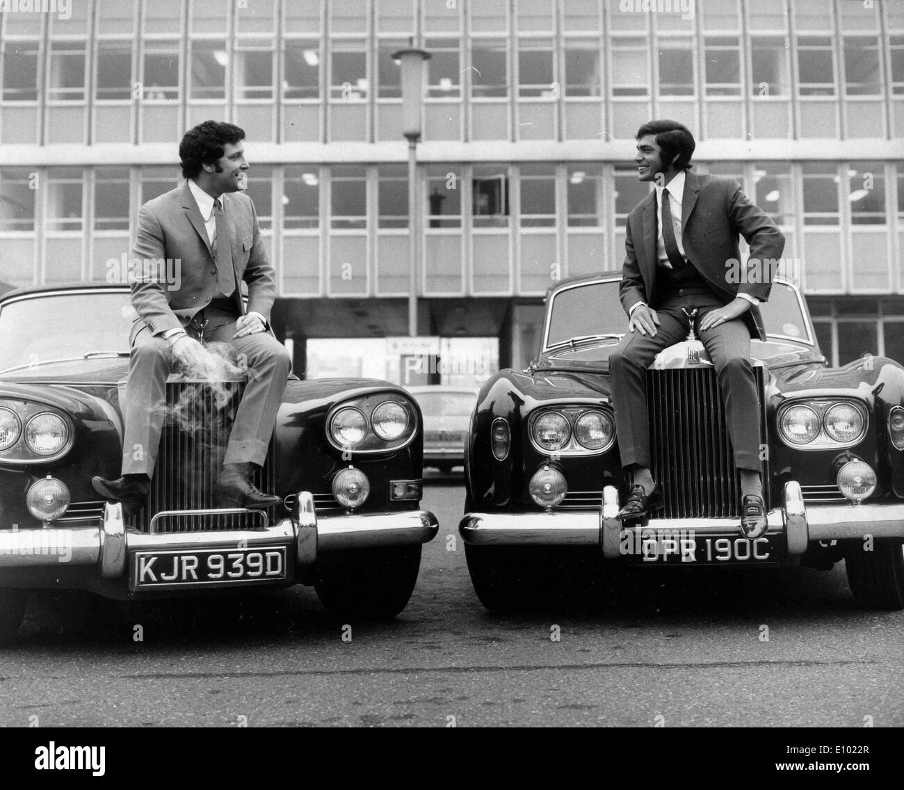 Assis sur le capot de la voiture Banque d'images noir et blanc - Alamy