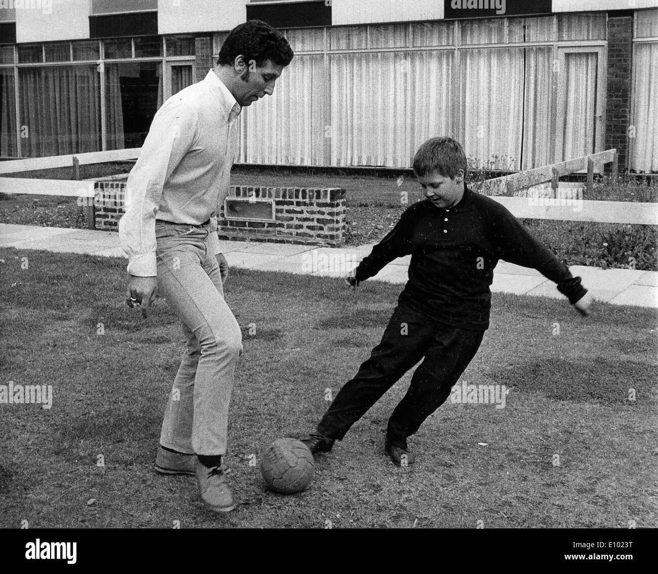 Chanteur Tom Jones joue avec fils Mark Banque D'Images