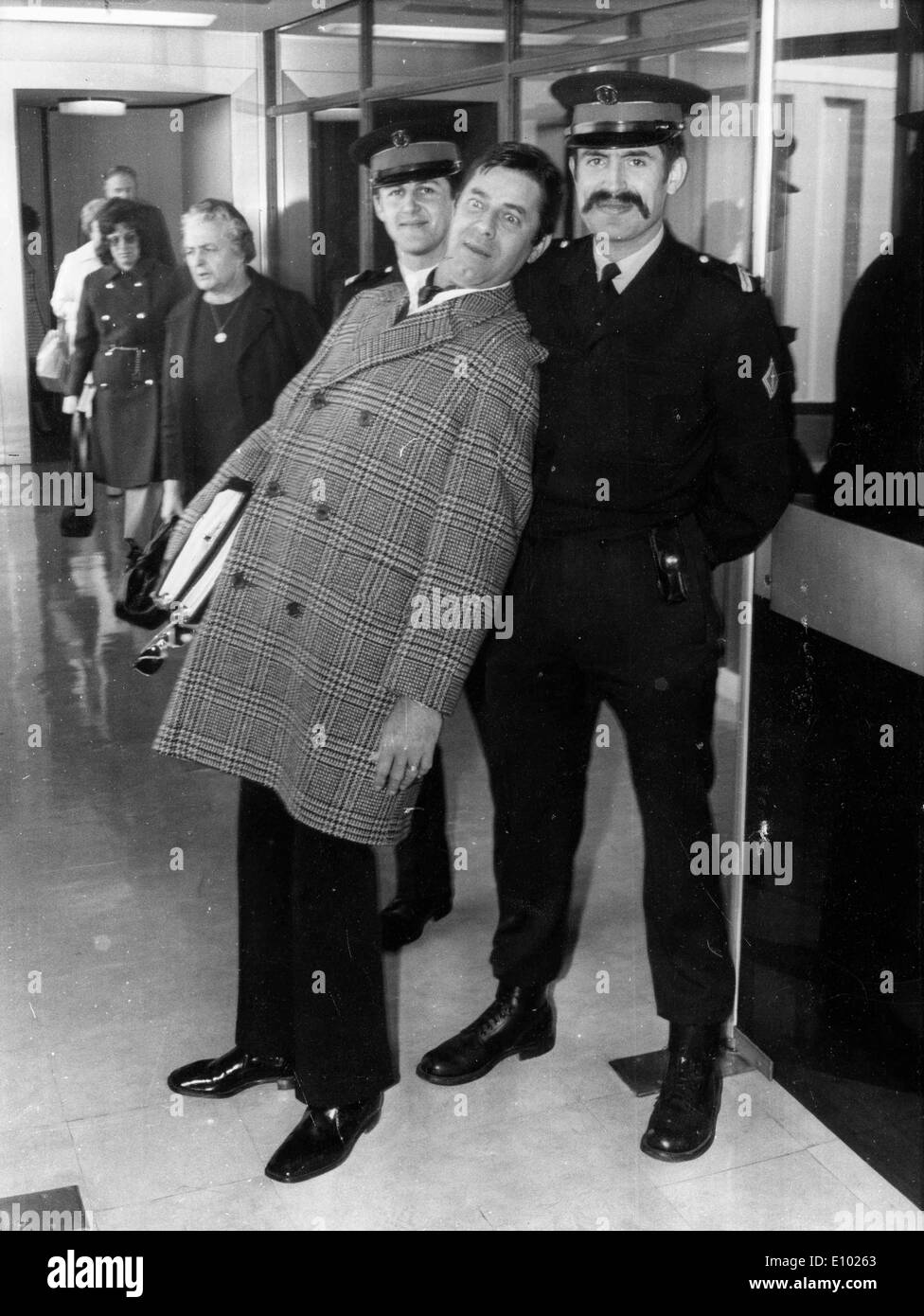 L'acteur Jerry Lewis divertit les agents de police à l'aéroport Banque D'Images