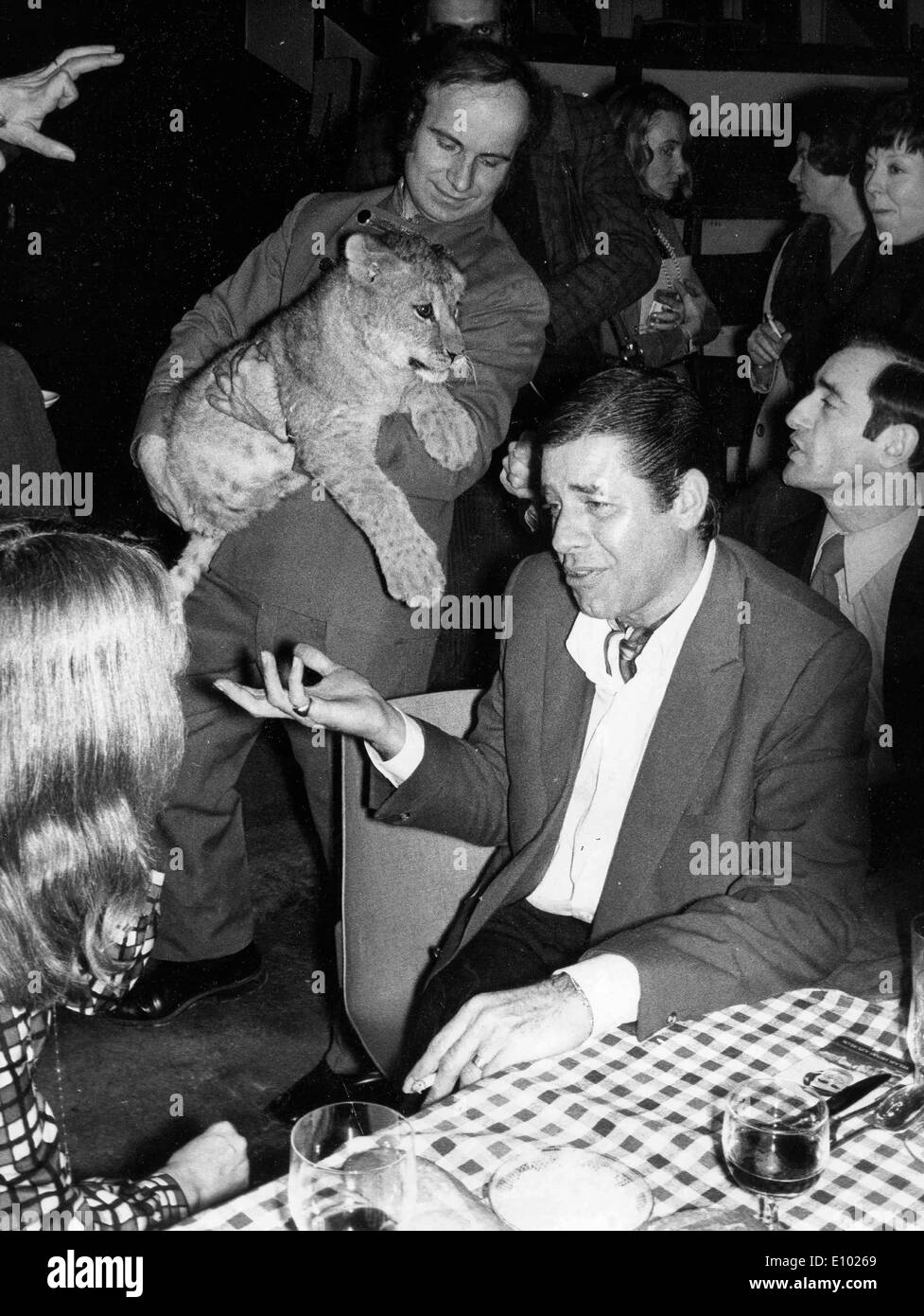 Comédien Jerry Lewis parle avec Jeanne Moreau Banque D'Images