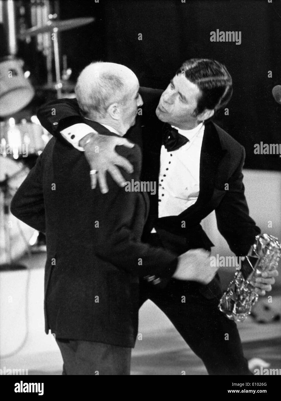 Comédien Jerry Lewis et Louis de Funes effectuer comédie Banque D'Images