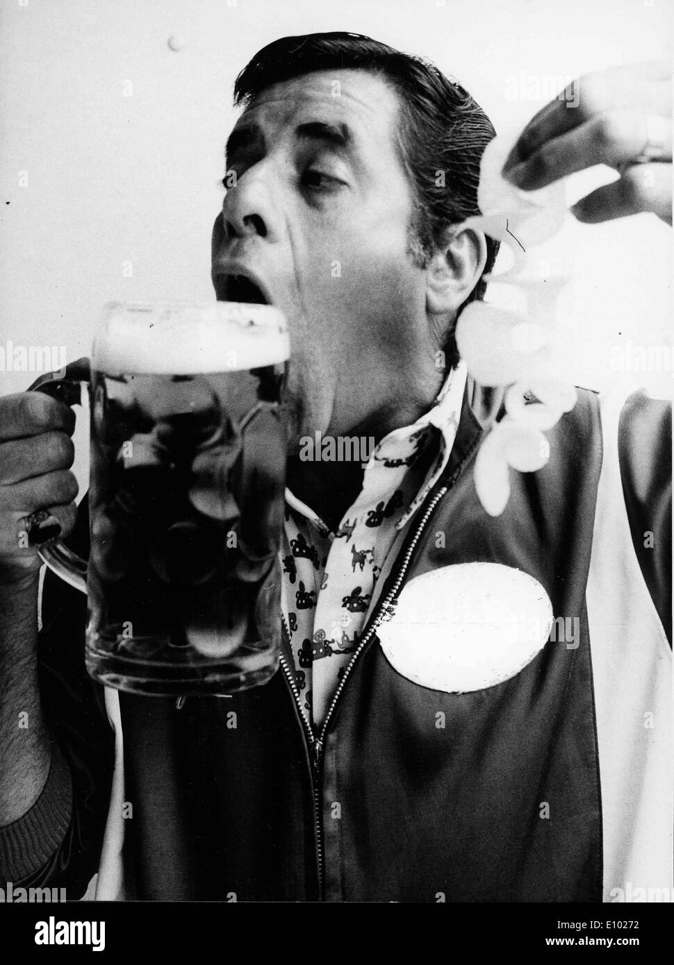 Comédien Jerry Lewis bénéficie d''une bière Banque D'Images