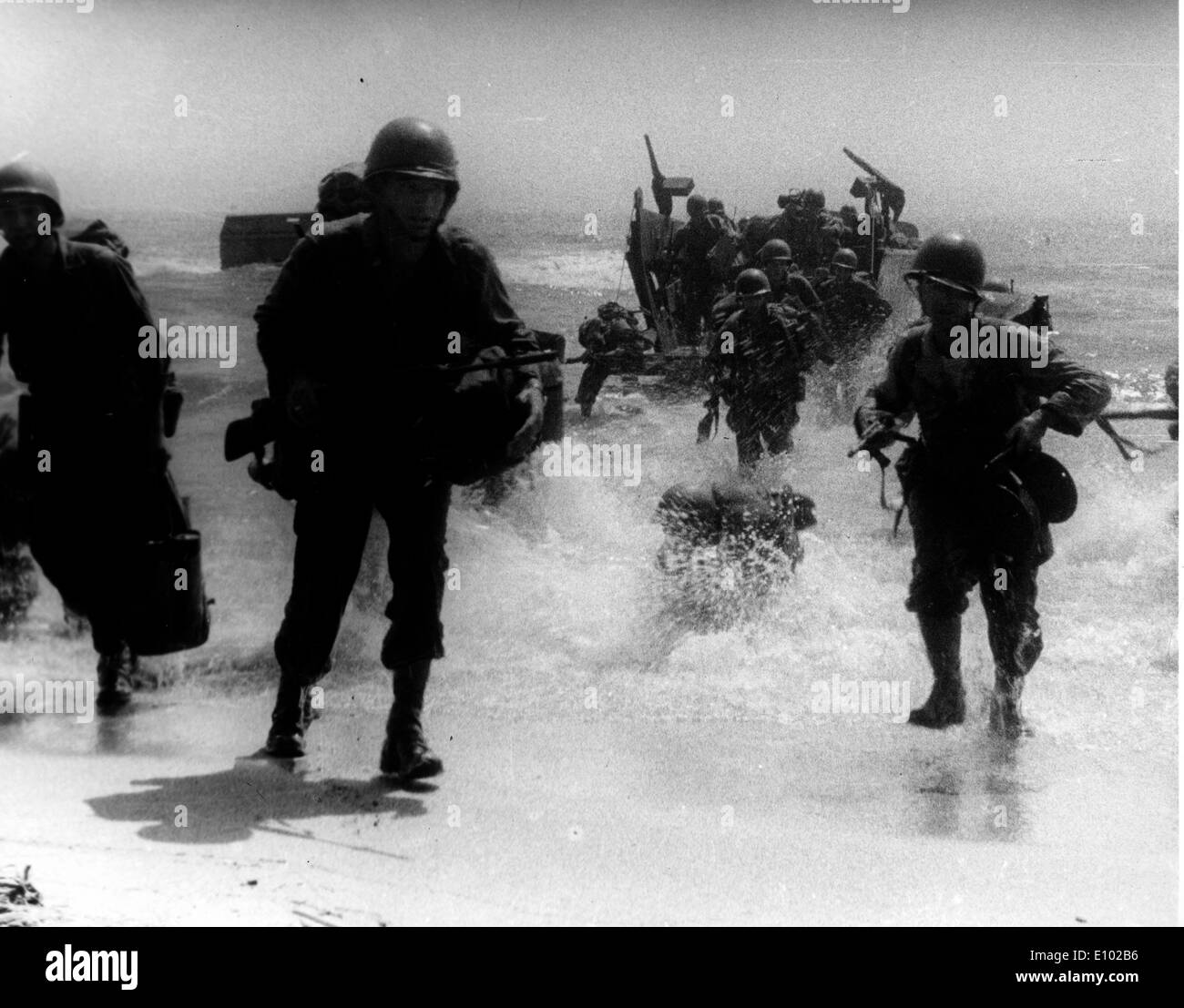 Les soldats sur la plage et surf pendant la Seconde Guerre mondiale théâtre du Pacifique. Banque D'Images