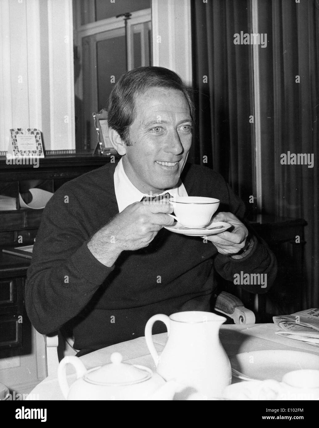Chanteur Andy Williams a plateau au Savoy Hotel Banque D'Images