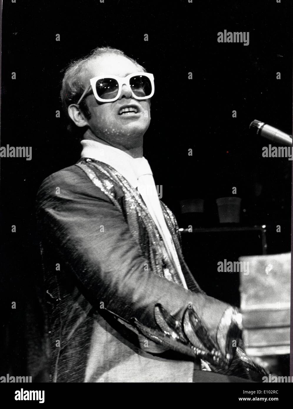 Elton John Singer se produit en concert Banque D'Images