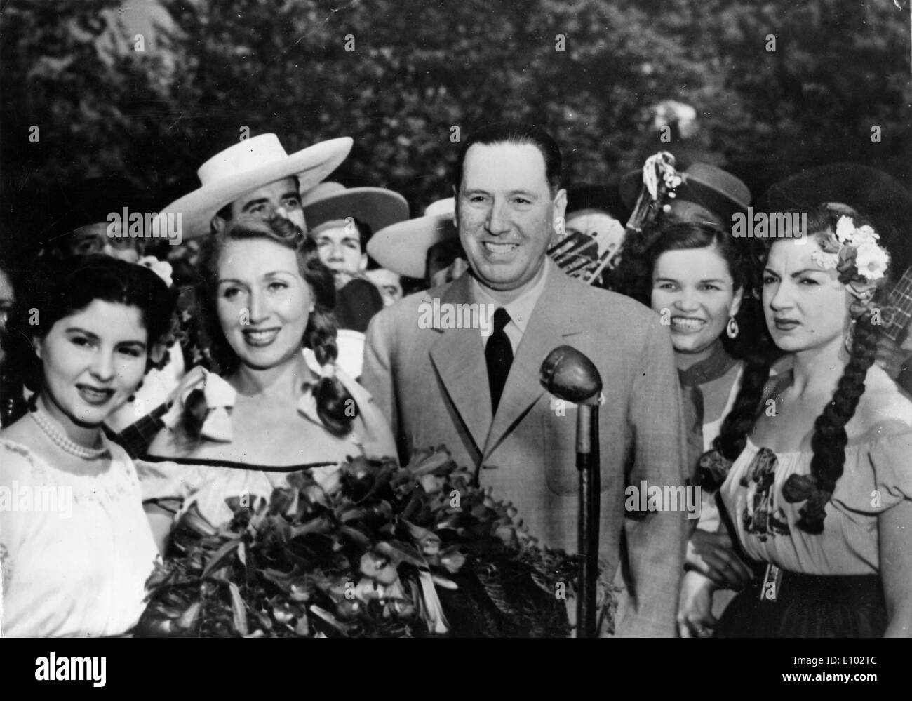 Le président Juan Domingo Peron accueillis par femme Banque D'Images