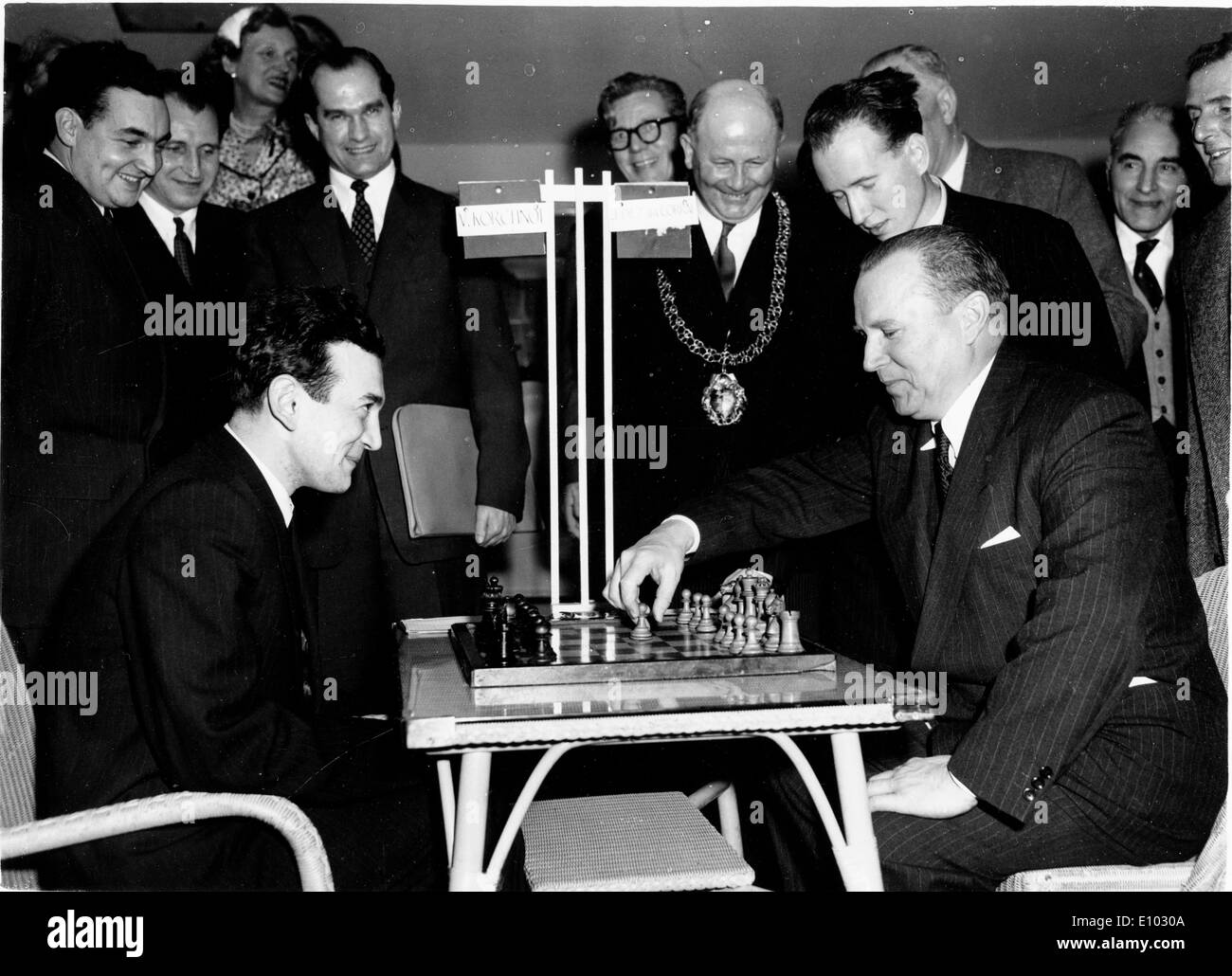 L'ambassadeur Jacob Malik joue dans la partie d'échecs Banque D'Images