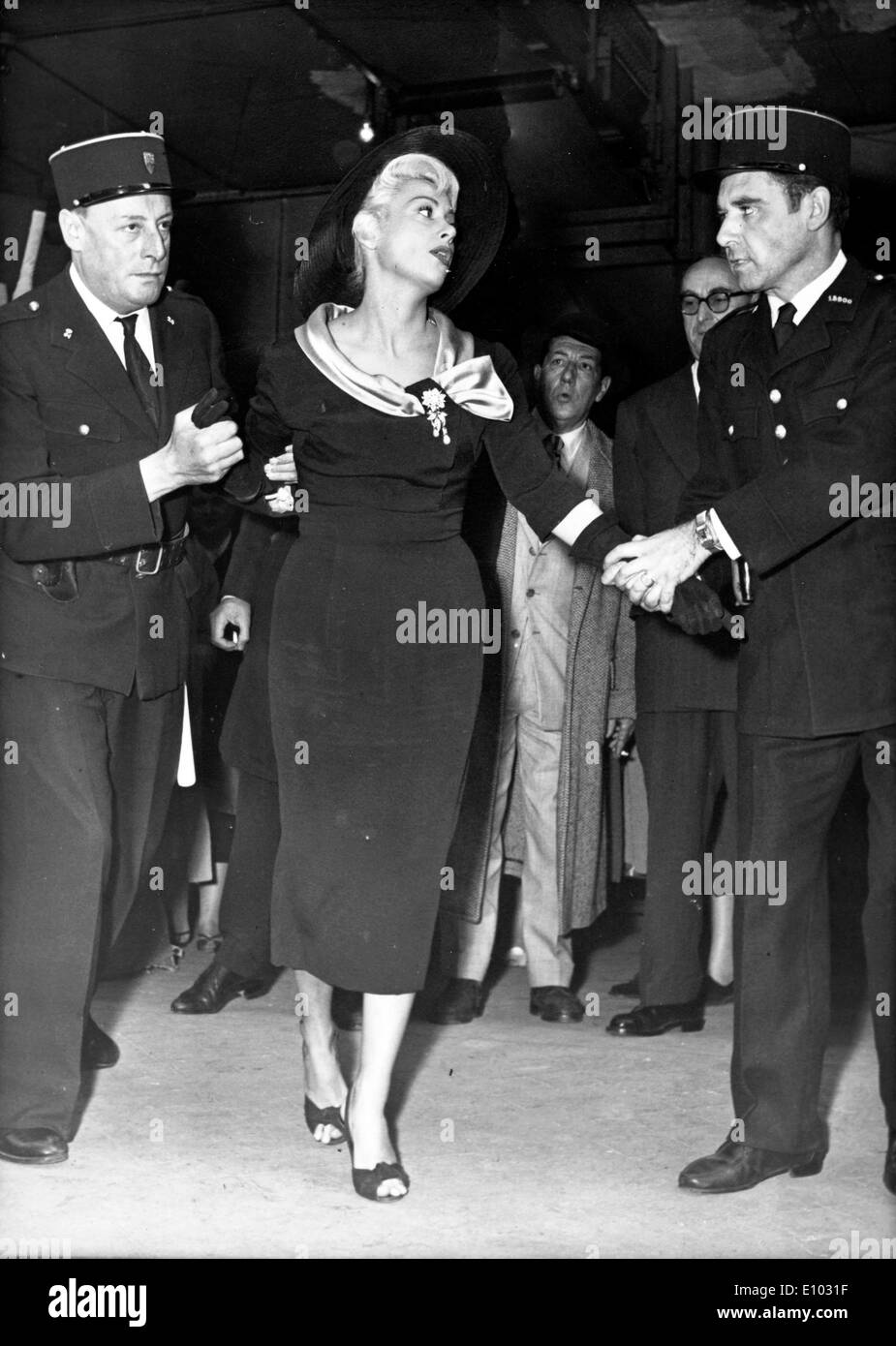 Actrice de film Martine Carol escorté par la police Banque D'Images