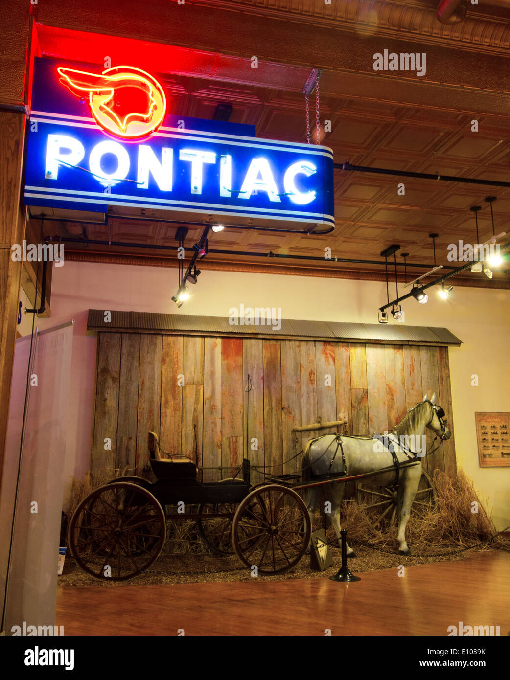 Exposition au Musée de l'Pontiac-Oakland à Pontiac, Michigan, une ville le long de la Route 66 montrant un Cheval et buggy Banque D'Images