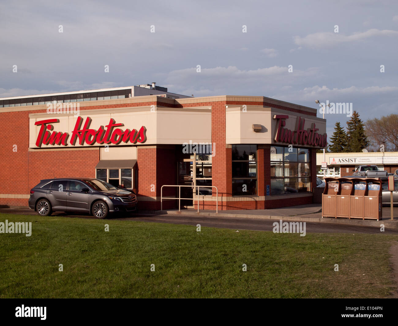 Un restaurant Tim Hortons et drive à Edmonton, Alberta, Canada. Banque D'Images