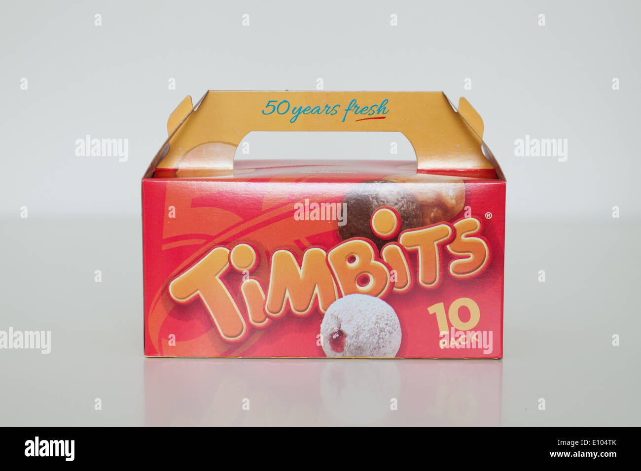 Une boîte de beignes Timbits (trous, trous de beignes de Tim Hortons. Le Canada. Banque D'Images