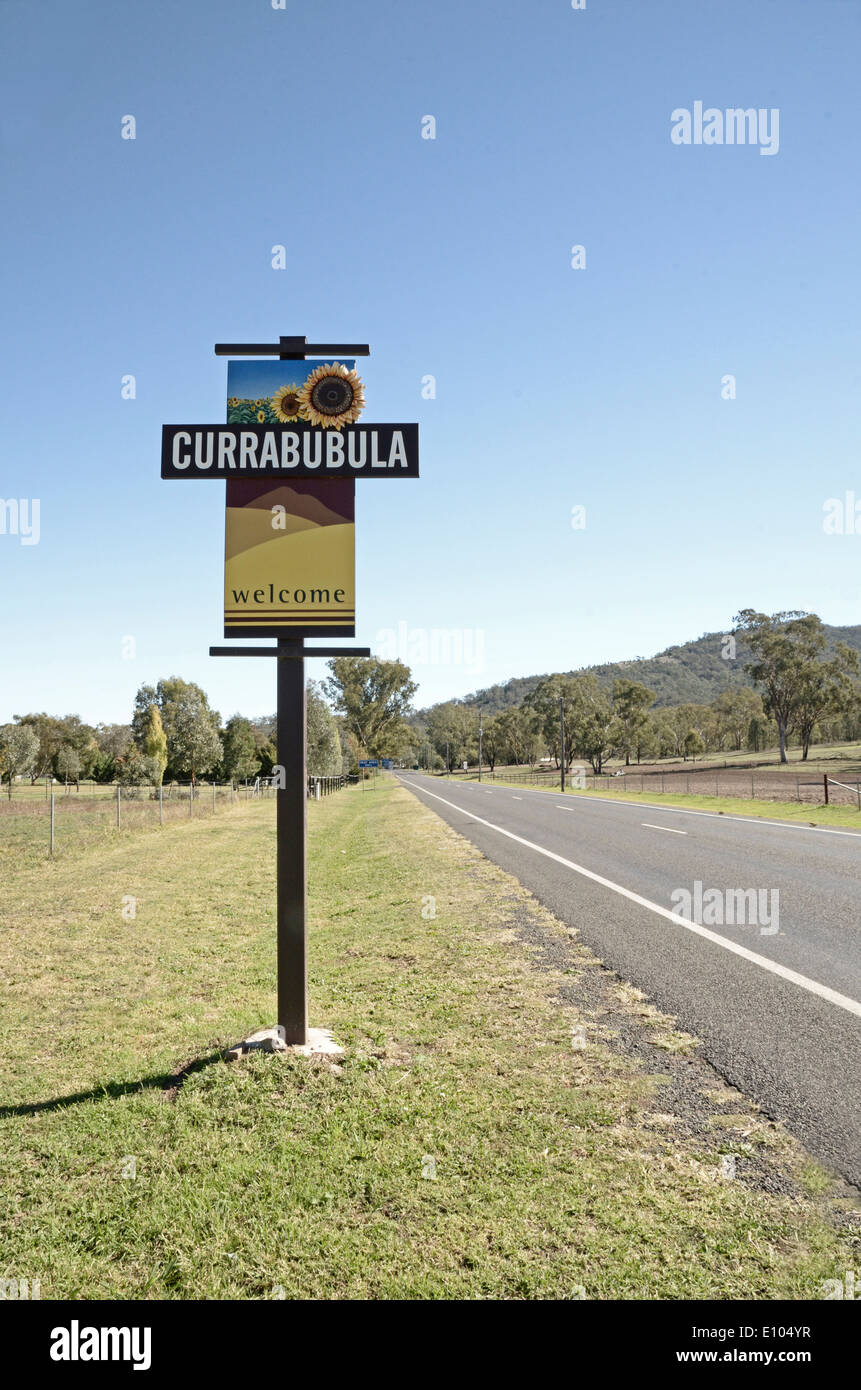 Panneau de bienvenue au village de Currabubula NSW Australie Banque D'Images