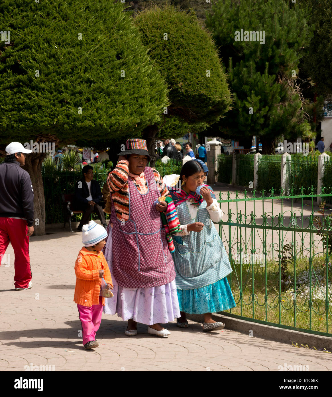 Mère bolivienne et les enfants marcher dans un parc à Copacabana, Bolivie. Banque D'Images