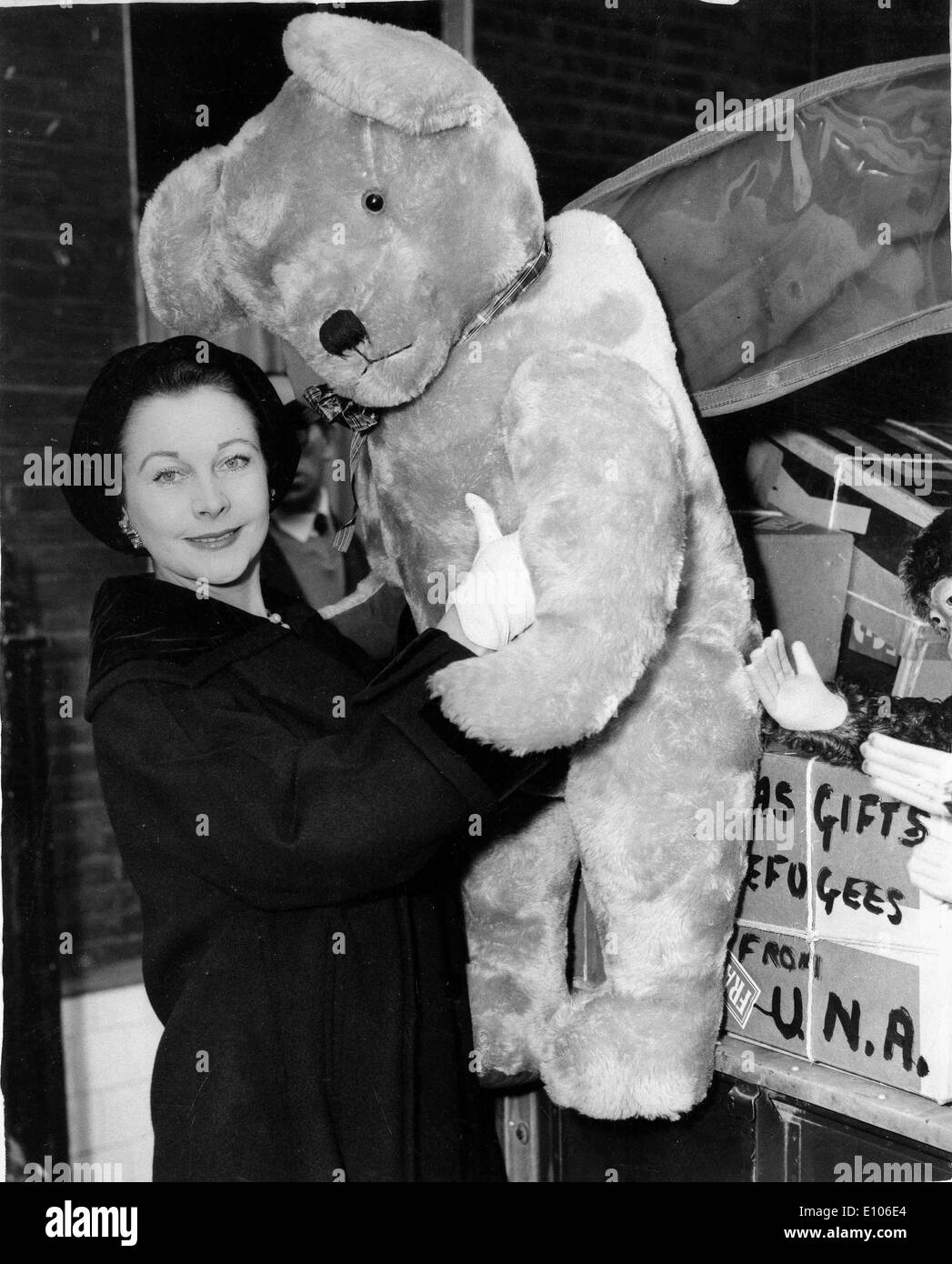 L'actrice Vivien Leigh holding big teddy bear Banque D'Images