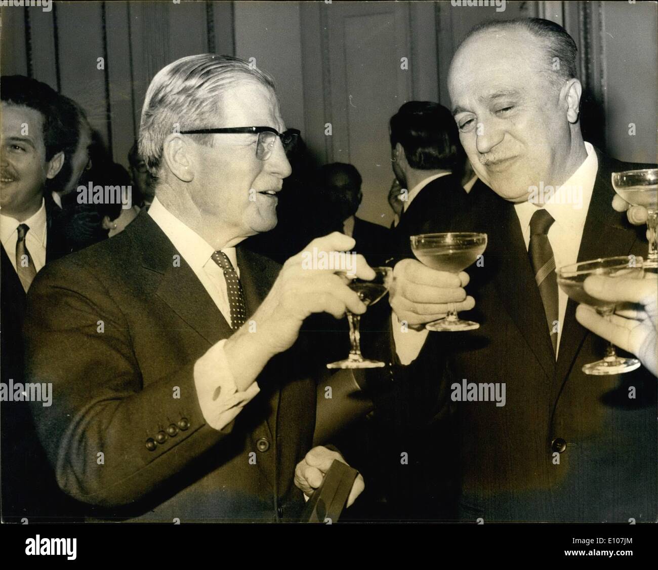 02 février 1970 - Présentations de décorations à des anciens combattants de guerre britannique par le premier ministre yougoslave M. Mittja Ribicic, Premier Ministre de la Yougoslavie, qui est à présent sur un fonctionnaire à Londres, aujourd'hui a remis la médaille de guerre britannique vetrans qui ils ont gagné en Yougoslavie pendant la guerre. La cérémonie a eu lieu à l'Ambassade yougoslave à Londres. Photo montre M. Mittja Ribicic (droite) des toasts le feld-maréchal Lord Smith avec un verre de Champagne, après le premier ministre yougoslave avait lui a remis sa décoration aujourd'hui. Banque D'Images