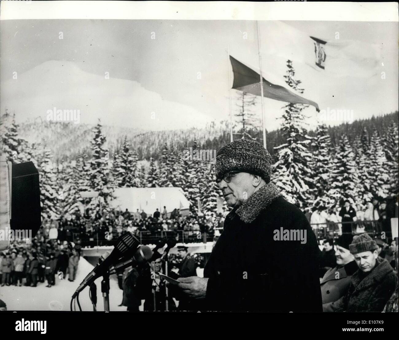 02 février 1970 - Championnats du Monde de ski nordique : Le 28e Championnats du Monde de ski nordique, les événements ont été ouvertes le samedi à Stroske Pleso, la Tchécoslovaquie. Photo montre. Le président tchécoslovaque Ludvik Svoboda sous les auspices duquel les championnats ont eu lieu, vu s'adressant aux participants à Strbske Pleso. Banque D'Images