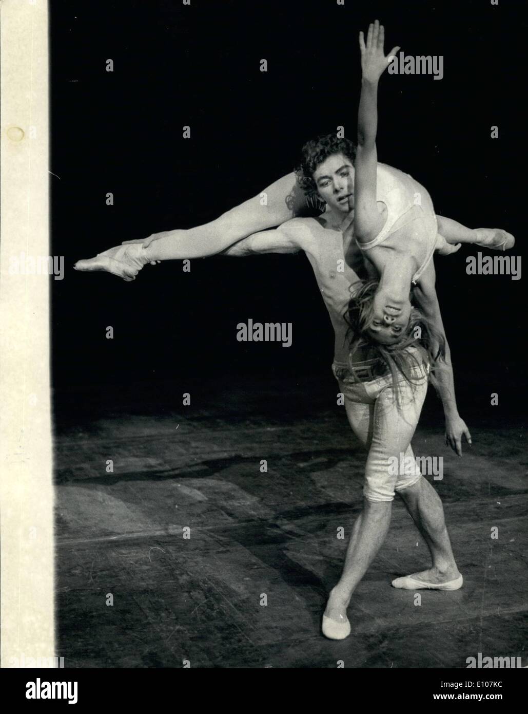 02 février 1970 - grande chance pour deux jeunes danseurs de sir Frederick Ashton's Nouveau Ballet ''complainte des vagues'' Sir Frederick Ashton a choisi deux jeunes membres du Royal Ballet de corps de ballet, 23 ans, Marylin Trounson de San Francisco, et 19 ans Carl Myers, de Loughborough, à danser dans son nouveau ballet ''complainte des vagues'', qui a sa première mondiale au Royal Gala de bienfaisance à Covent Garden le lundi 9 février en présence de la Reine Elizabeth, la Reine mère et la princesse Margaret Banque D'Images