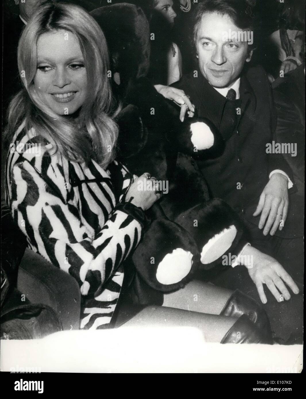 02 février 1970 - Brigitte Bardot assiste à la première de son film ''l'Ours et la poupée'' à Paris. Photo montre de câliner un grand ours en peluche Brigitte Bardot se trouve dans le cinéma à côté de sa co-star, Jean-Pierre Cassel, lorsqu'elle a assisté à la première de son nouveau film "L'ours et la poupée" à Paris. Banque D'Images