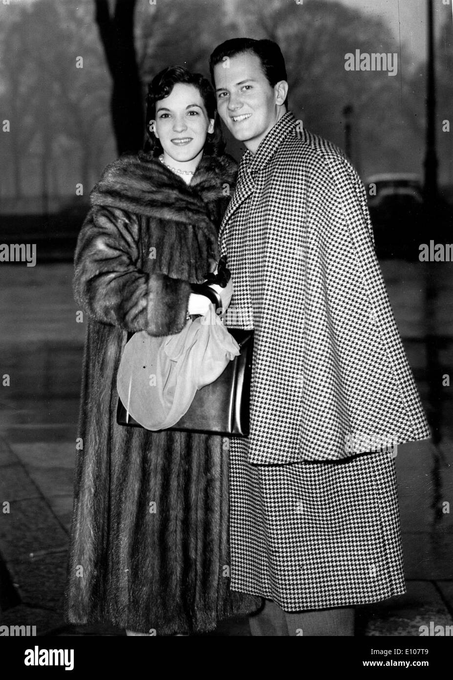 Pat Boone et épouse la chanteuse stand in the rain Banque D'Images