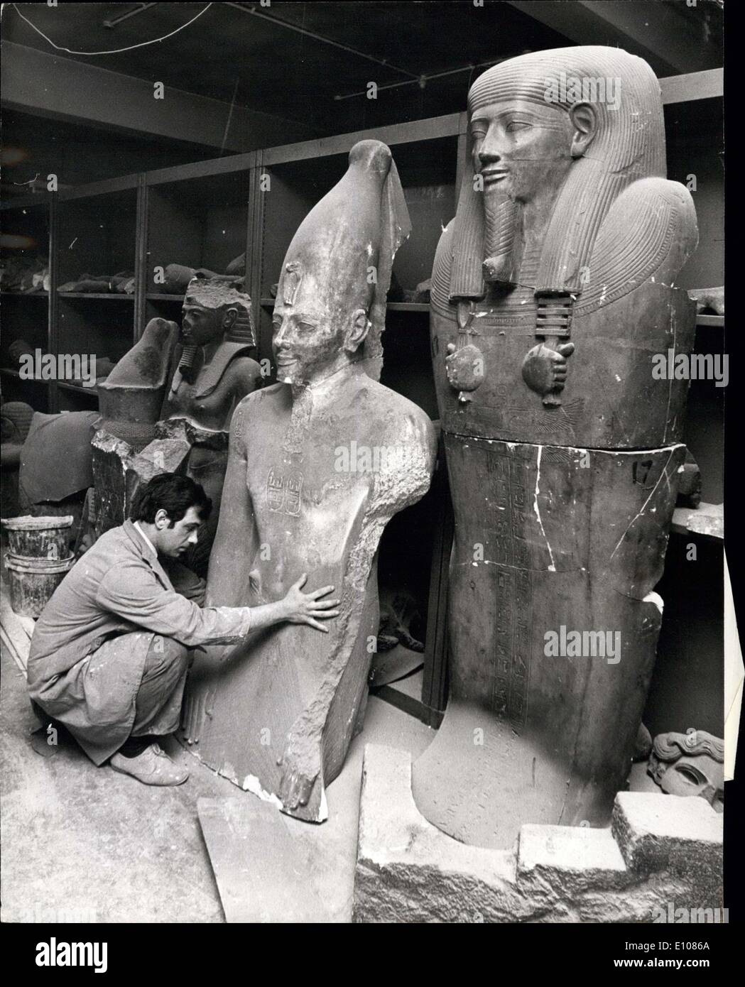 23 février 1970 - Trésors recréé par British Museum : un service des antiquités sur mesure qui fonctionne à partir d'un ancien entrepôt de meubles miteux, dans le nord de Londres est quotidiennement l'exportation des reproductions de certains des plus importants trésors artistiques. Et c'est tout perferctly légal. Pour un petit supplément, vous pouvez faire quelque chose à partir d'un buste en marbre de l'empereur romain Auguste pour une représentation du pharaon Ramsès II. Cette usine secrète est exploité par le British Museum en tant que service pour les musées du monde entier et le public Banque D'Images
