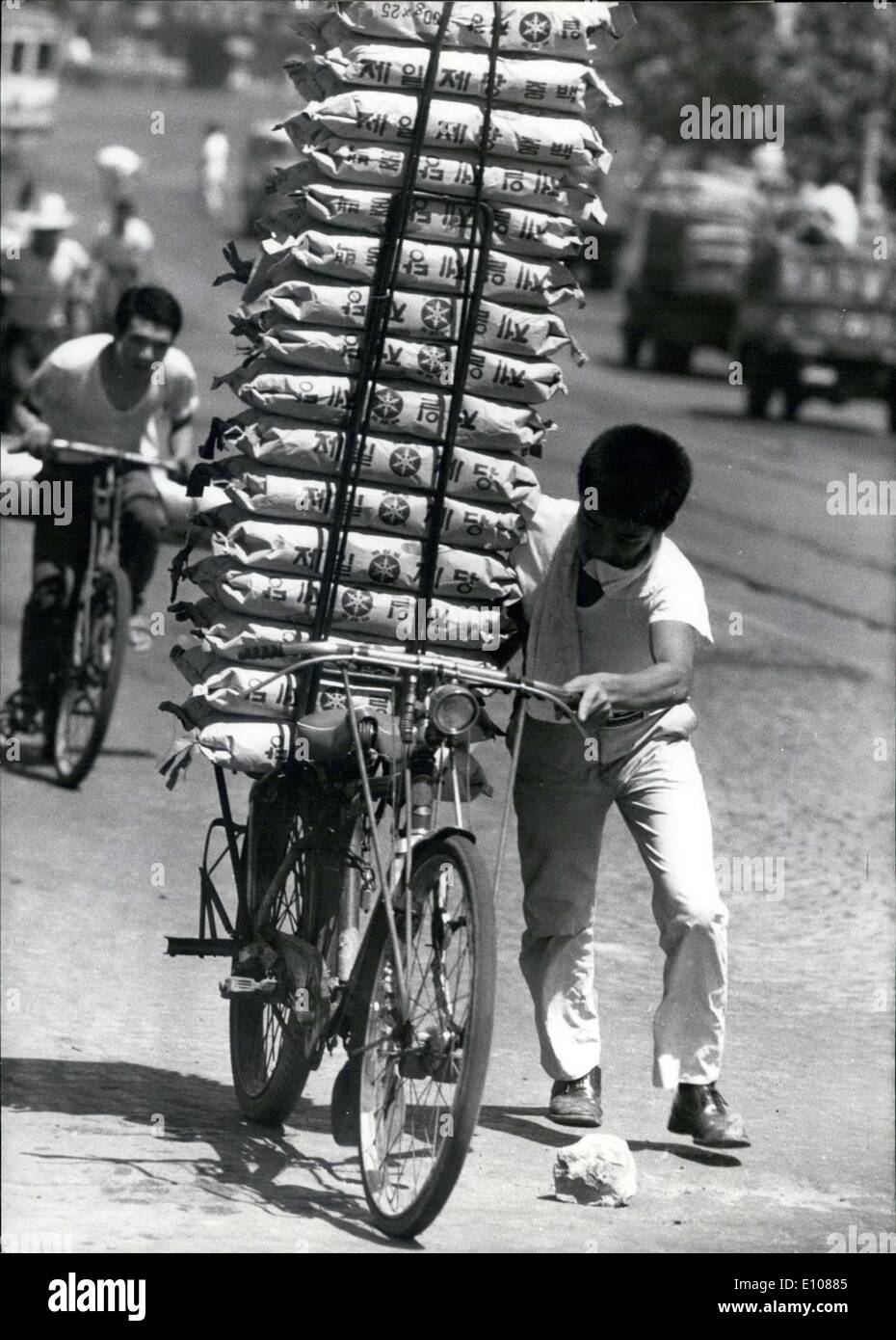 Mar. 03, 1970 - Cet homme coréen a chargé son vélo avec des fournitures pour travaux. PRE Banque D'Images