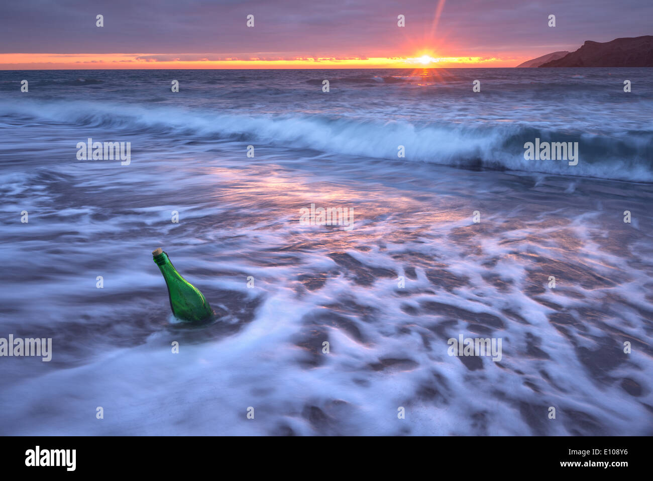 Bouteille avec lettre dans l'eau de mer Banque D'Images Bouteille avec lettre dans l'eau de mer Banque D'Images
