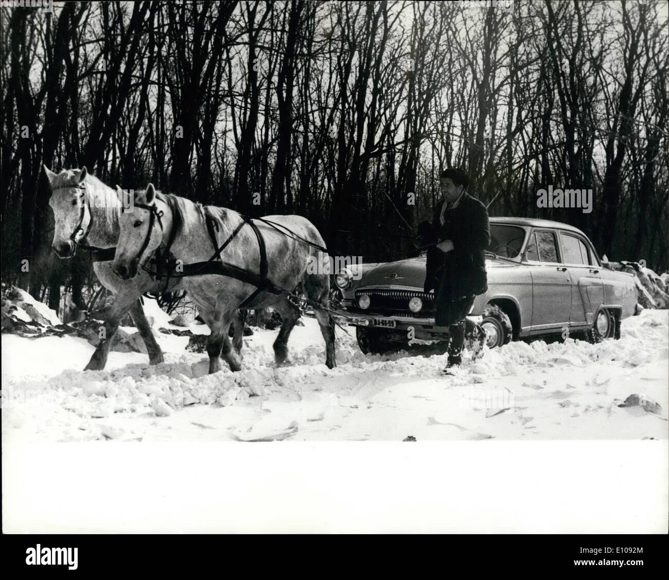 Mar. 03, 1970 - Deux chevaux voiture dans l'ouest de la Hongrie avec le retour soudain d'hivers rigoureux et des chutes de neige importantes à Györ Sopron Comté, l'ouest de la Hongrie, les conducteurs de voiture a dû faire face à beaucoup de difficultés sur la route - et cette méthode ancienne est venu dans maniable pour un pilote lors d'amoncellements de bloqué la circulation sur la route. Banque D'Images