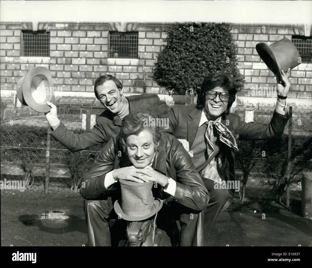Mar. 03, 1970 - Danny la rue aux étoiles à new west end revue. Danny La rue était en train de répéter aujourd'hui pour sa nouvelle revue west end ''à le palais, qui s'ouvre au palace theatre, Shaftesbury Avenue, Londres., le 9 avril. Aussi dans le spectacle sera Roy Hudd ( il s'agira de sa première comédie musicale du west end ) , et Toni Palmer, Lionel balir mettra en scène les danses et la revue sera réalisé par feddie Carpenter. Répétition d'aujourd'hui était à l'théâtre Séville Banque D'Images