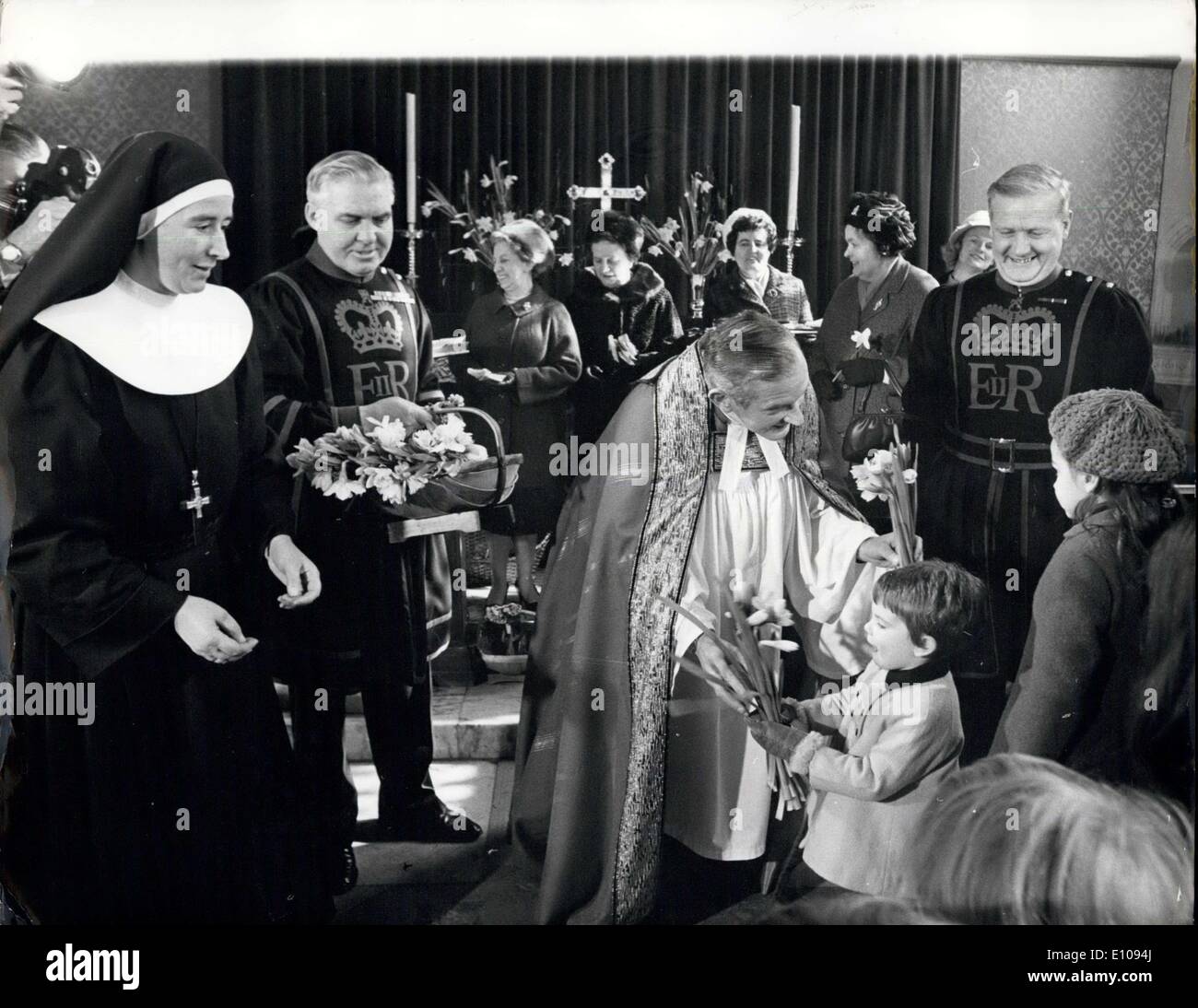 Mar. 09, 1970 - Le maternage dimanche Service : Le Rév. John G. Nicholls, aumônier à la Tour de Londres, Cornish-cultivé jonquilles à enfants au cours d'un service maternité Dimanche, hier, à la chapelle royale de saint Pierre et Vincula - sépulture d'Anne Boleyn, entre autres, et dont Macaulay a dit,''... il n'y a pas de place plus triste sur terre que cela.'' Le service était une reprise d'une ancienne coutume. Banque D'Images Mar. 09, 1970 - Le maternage dimanche Service : Le Rév. John G. Nicholls, aumônier à la Tour de Londres, Cornish-cultivé jonquilles à enfants au cours d'un service maternité Dimanche, hier, à la chapelle royale de saint Pierre et Vincula - sépulture d'Anne Boleyn, entre autres, et dont Macaulay a dit,''... il n'y a pas de place plus triste sur terre que cela.'' Le service était une reprise d'une ancienne coutume. Banque D'Images