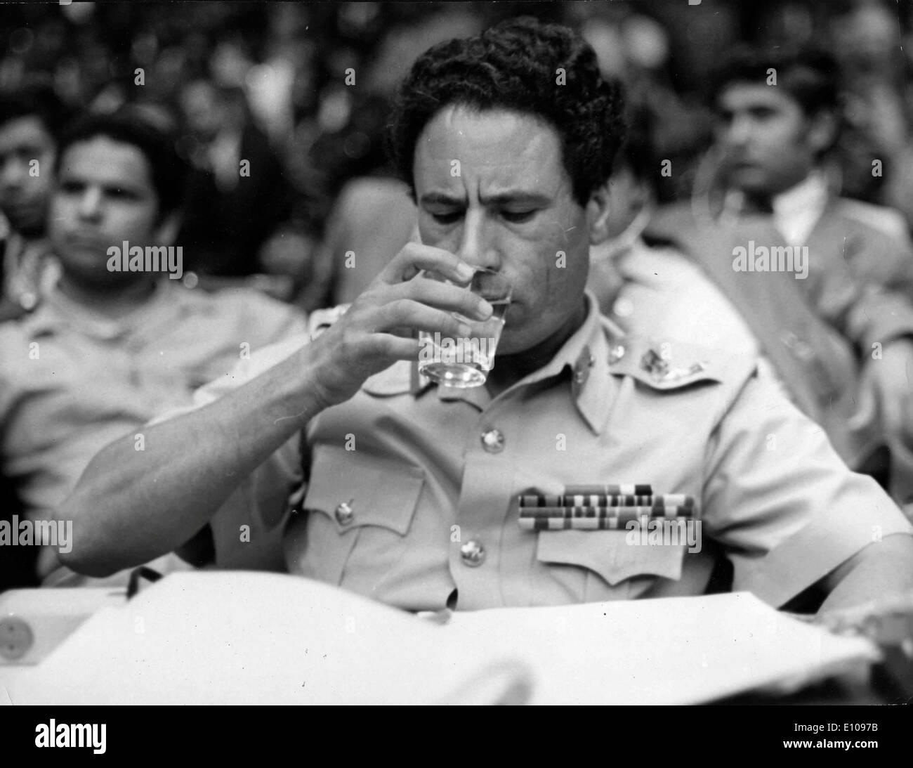 20 octobre 2011 - DOSSIER PHOTO - Mouammar Kadhafi est mort, la Libye a déclaré que les nouveaux dirigeants, tué par des combattants qui ont envahi sa ville et le dernier bastion. Son corps ensanglanté a été déshabillé et s'affiche dans le monde de la vidéo portable. Kadhafi, a été le dirigeant autocratique de la Libye, à partir de 1969 quand il a pris le pouvoir par un coup militaire et est devenu le plus ancien leader en Afrique et le monde arabe. Il est né dans le désert près de Syrte en 1942, et était connu pour son sens de robe flamboyante et Gun-toting gardes du corps féminin. Sa relation avec le reste du monde était irrégulière Banque D'Images