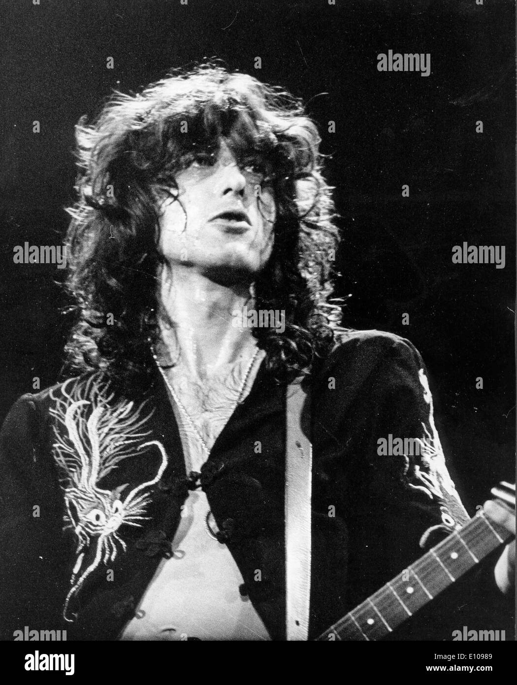 Le guitariste Jimmy Page de Led Zeppelin en concert Photo Stock Alamy