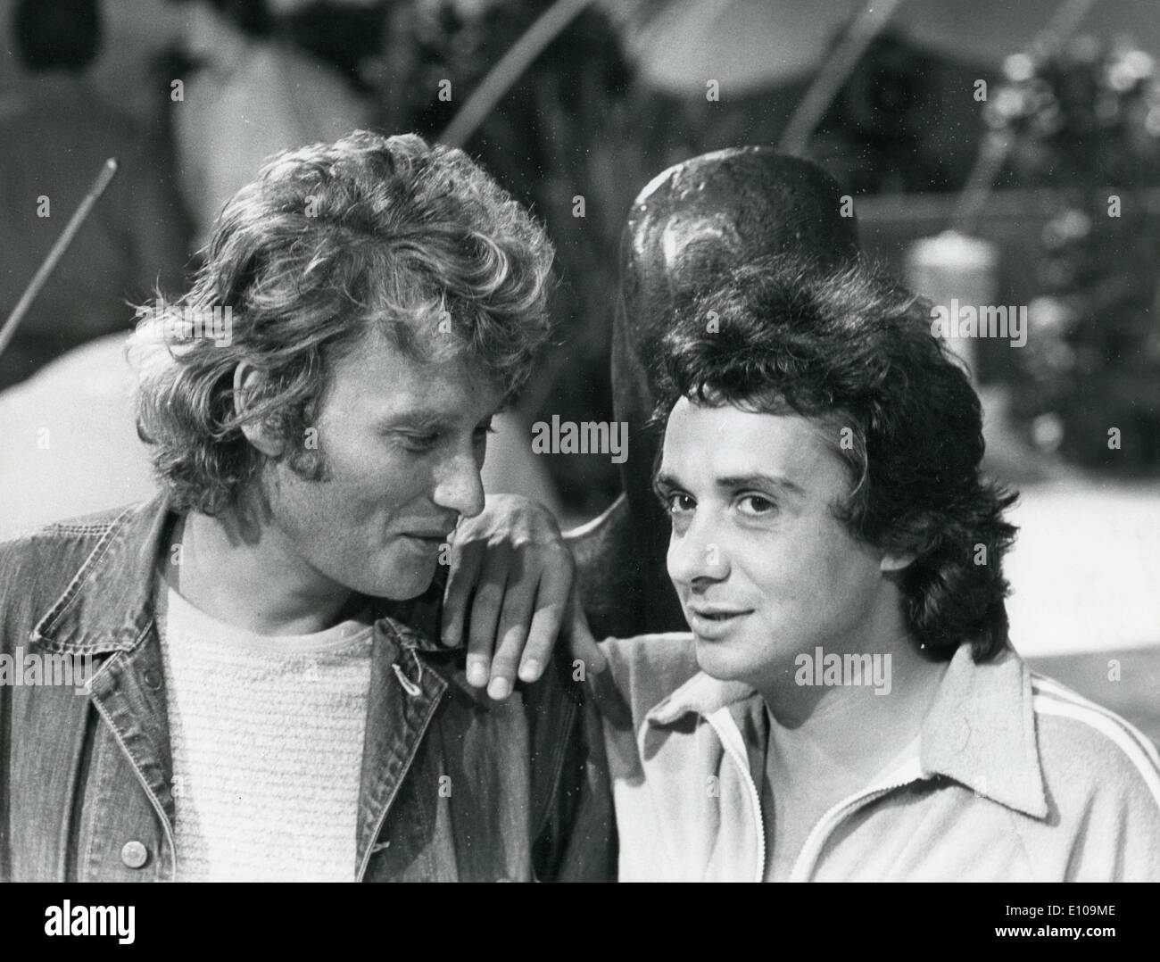Mar 10, 1970 - Paris, France - JOHNNY HALLYDAY et Michel sardou effectuer un duo pour une télé spécial. Date exacte inconnue.. Banque D'Images