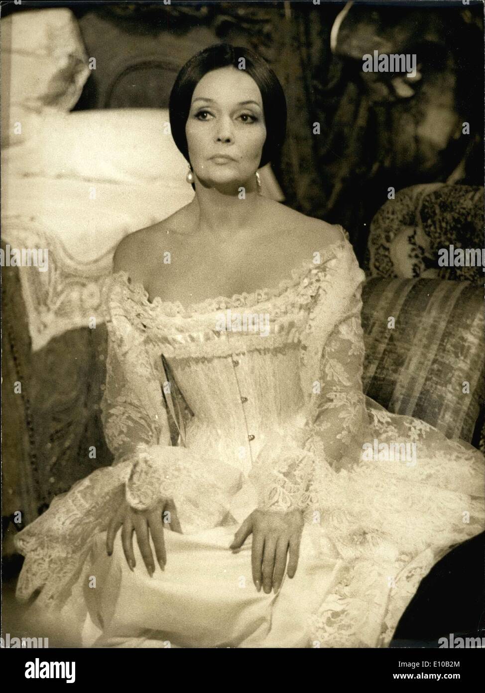 24 février 1972 - Ludmilla Tcherina stars dans le film de télévision, ''La  Dame aux camélias,'' qui est basé sur le livre par Alexandre Dumas fils du  Photo Stock - Alamy