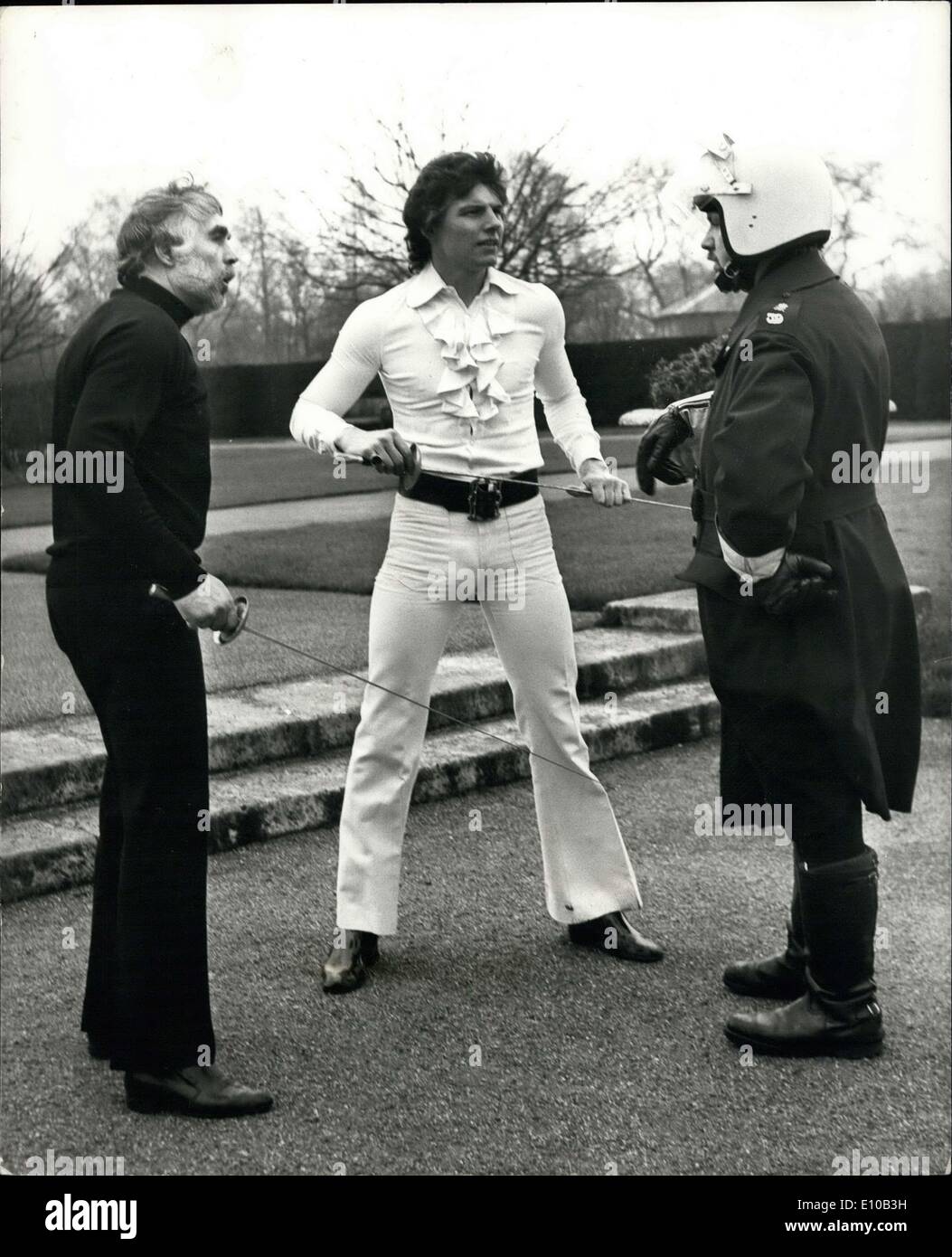 29 février 1972 - Duel à Regent's Park ? L'acteur-chanteur Jess Conrad a contesté l'acteur Larry Taylor à un duel d'escrime qui a eu lieu lundi à Regent's Park. Le défi se pose pour régler un différend au sujet de la propriété de la plaque de numéro de voiture JC21. L'inévitable policier tourné vers le haut et l'arrêté le duel. Photo : Keystone montre un policier a un mot avec les duellistes Larry Taylor (à gauche) et Jess Conrad, après l'arrêt du duel sur Regent ?s Park aujourd'hui. H/Keystone Banque D'Images