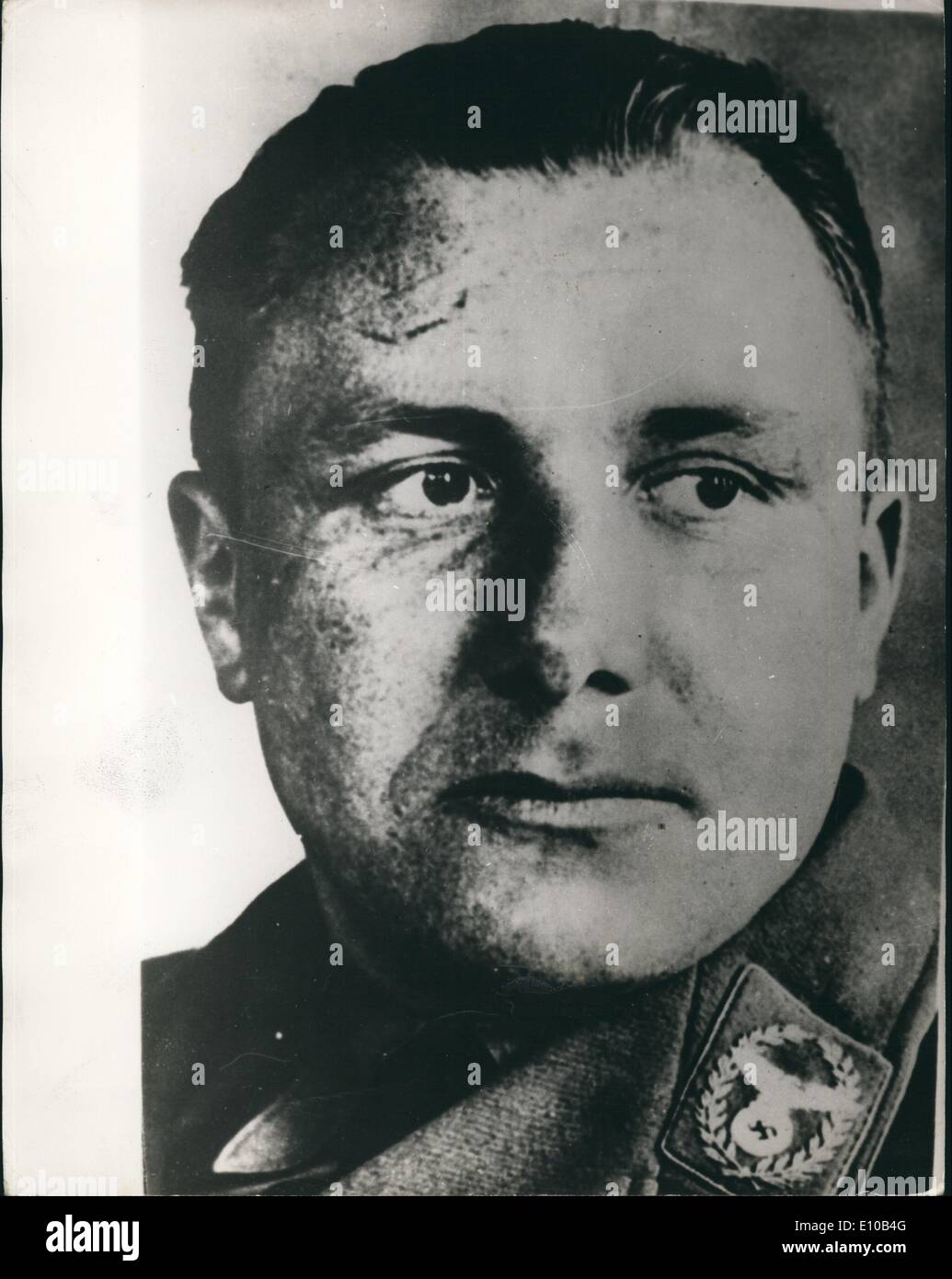 Mar. 03, 1972 - l'homme accusé d'être Martin Bormann arrêté en Jungle : Une vieille recluse allemande prétendument Martin Bormann, l'adjoint de Hitler, était en état d'arrestation aujourd'hui après que la police secrète ont défilé dans sa jungle accueil. La Colombie a demandé à l'Allemagne de l'Ouest pour fournir les empreintes digitales de Bormann pour la comparaison avec ceux de l'homme arrêté, Johann Ehrmann. Les hommes de sécurité arrêtés Ehrmann dans une région isolée du sud de la Colombie après un magazine a affirmé qu'il était vraiment le sous-leader Nazi. Bormann serait 71 si encore en vie aujourd'hui. Ehrmann dit qu'il est 72 Banque D'Images