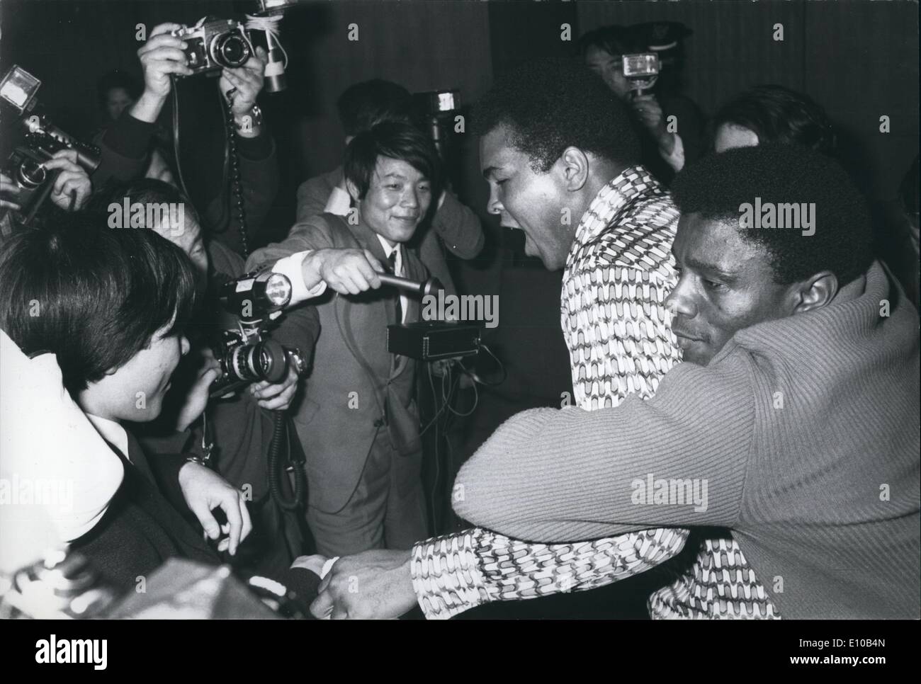 Mar. 03, 1972 - Ali ''EFFECTUE'' pour des cameramen japonais. L'ancien champion du monde des poids lourds Muhammad Ali, délices photographes de presse japonais, en mettant sur un faux ''Permettez-moi d'obtenir un maintenant lui ''lutte, comme il est ''lieu'' par un de ses sparring partners dans un hôtel de Tokyo au cours d'une réception de la presse. L'homme qu'il veut ''GET'' est maintenant à Mac Foster qui il se bat à Tokyo, le 1er avril, et dit qu'il va finir avec un K.O. ''L'intérieur des cinq premières rondes. Banque D'Images