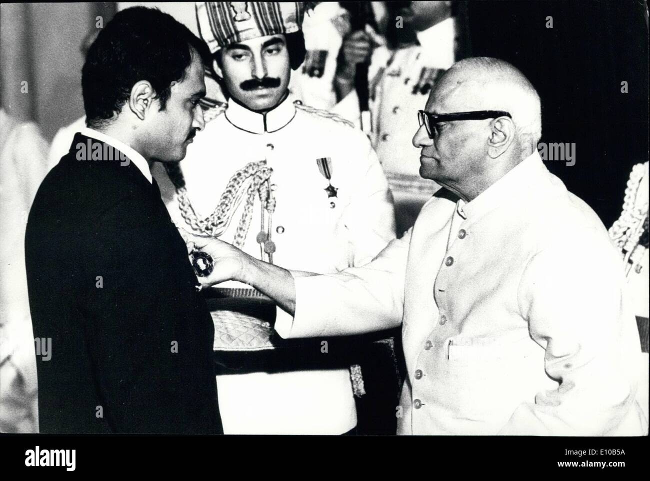 Mar. 03, 1972 - Ajit Laxman Wadekar, éminent cricketer prix Padma Shri recevant du Président V.V.Giri à l'investiture civile tenue au palais présidentiel à New Delhi le 25 mars. 1972. Banque D'Images