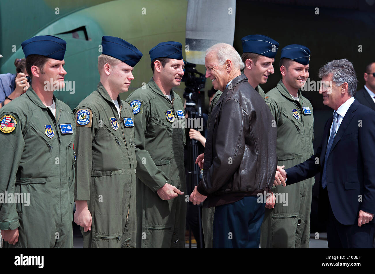 Le Vice-président américain Joe Biden répond aux aviateurs de l'US Air Force avec le 37e Escadron de transport aérien et le 86e Escadron de maintenance des aéronefs, 20 mai 2014 à Bucarest, Roumanie. Biden est en Roumanie pour rassurer les alliés de l'engagement des USA dans la région. Banque D'Images