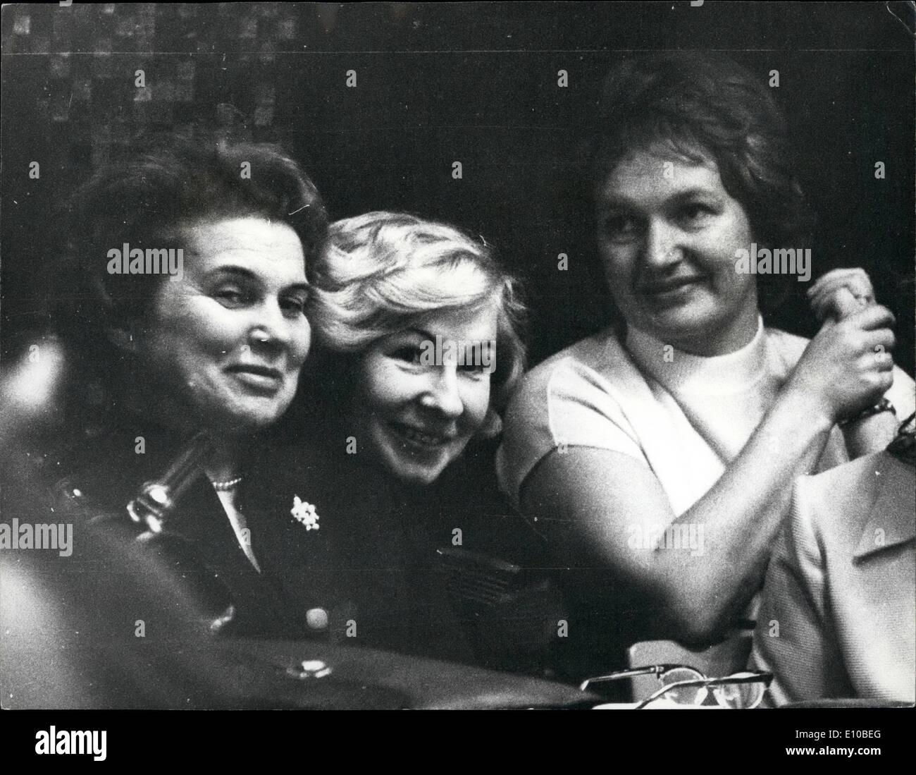 Mar. 03, 1972 - Air Femmes soviétique leurs idées pour la paix Photo montre :- Les délégués de la Russie lors d'une conférence de la société de l'amitié soviétique britannique à Londres, écouter un débat sur ''La façon dont les femmes peuvent assurer la paix en Europe''. Ils sont (de gauche à droite) Mme Proskurniova, un interprète et Mme Kourancheva. Banque D'Images