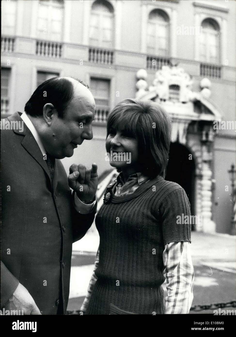 Mar. 08, 1972 - Animateur Pierre Doris a rencontré le jeune humoriste allemand Uta Taeger au Festival de Télévision de Monte-Carlo. Ils marchèrent devant le Palais du Prince et Doris a dit à ses dernières histoires drôles à l'humoriste. Banque D'Images