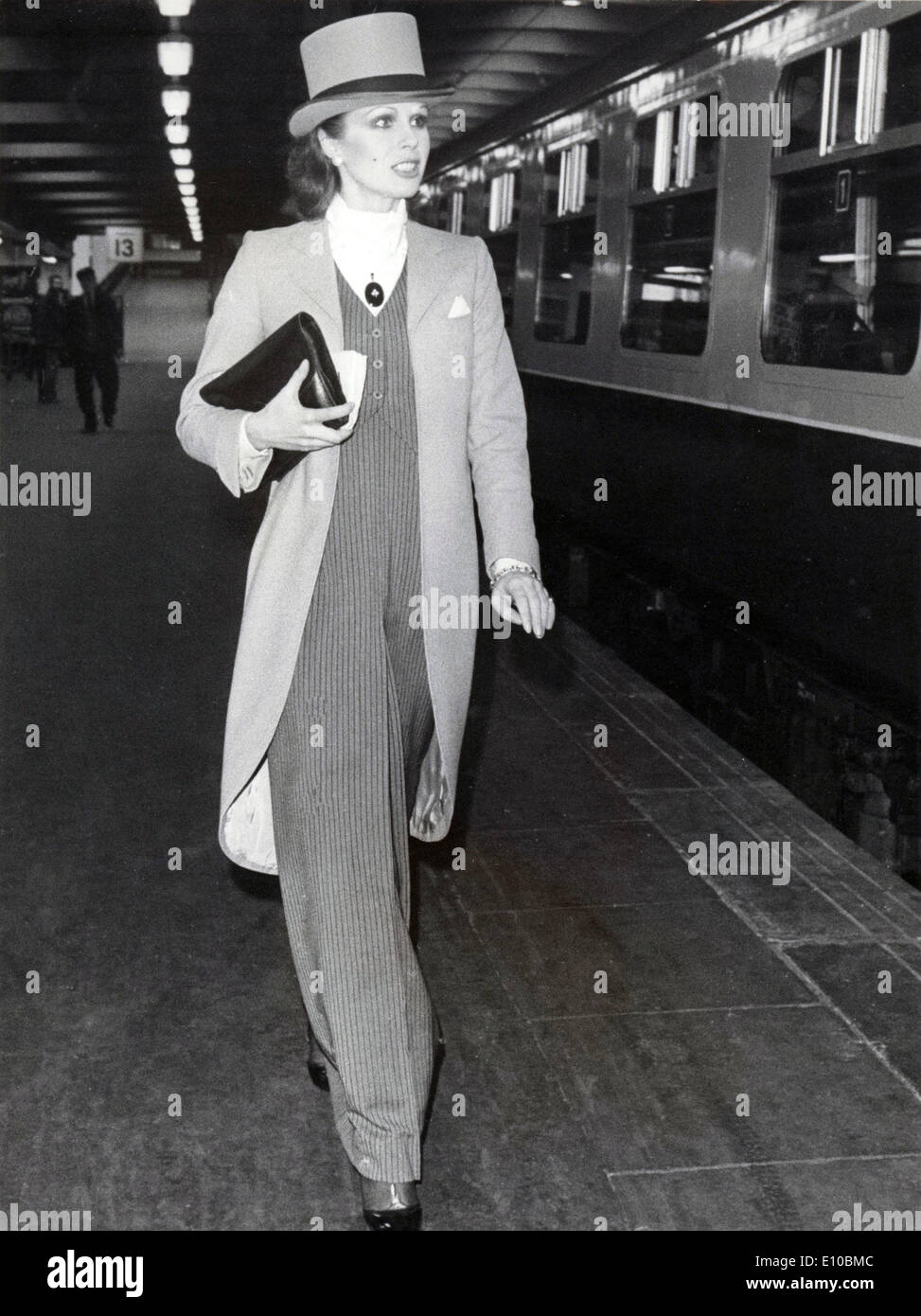 Mar. 10, 1975 - Londres, Angleterre, Royaume-Uni - Actrice Joanna Lumley a volé la vedette à son arrivée portant un manteau de queue et chapeau pour le mariage du Comte de Lichfield et Lady 007 Grosvenor. Banque D'Images
