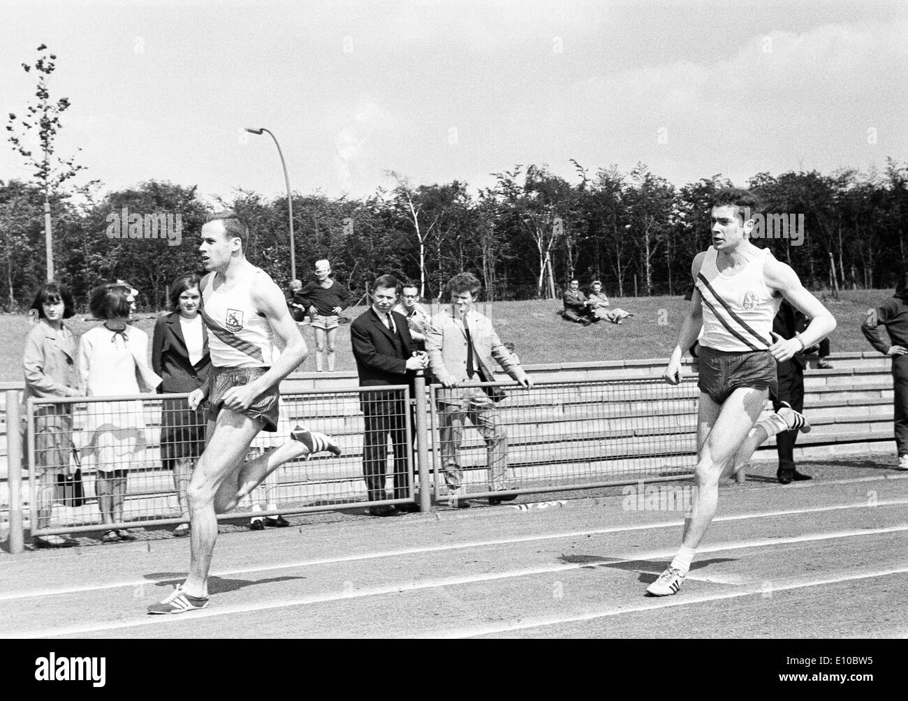 Années 60, photo en noir et blanc, sports, athlétisme, sports réunion 1965 à Gelsenkirchen-Buer, piste de course, sprint, hommes, Manfred gauche Kinder de Wuppertaler SV, juste un coureur de FC Schalke 04, Gelsenkirchen, D-D-Gelsenkirchen-Buer, Ruhr, North Rhine- Banque D'Images