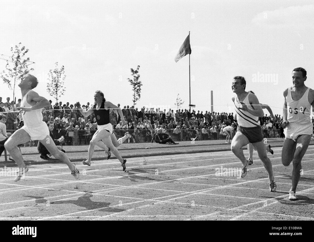Années 60, photo en noir et blanc, sports, athlétisme, sports réunion 1965 à Gelsenkirchen-Buer, piste de course, sprint, hommes, Gelsenkirchen, D-D-Gelsenkirchen-Buer, Ruhr, Rhénanie du Nord-Westphalie Banque D'Images