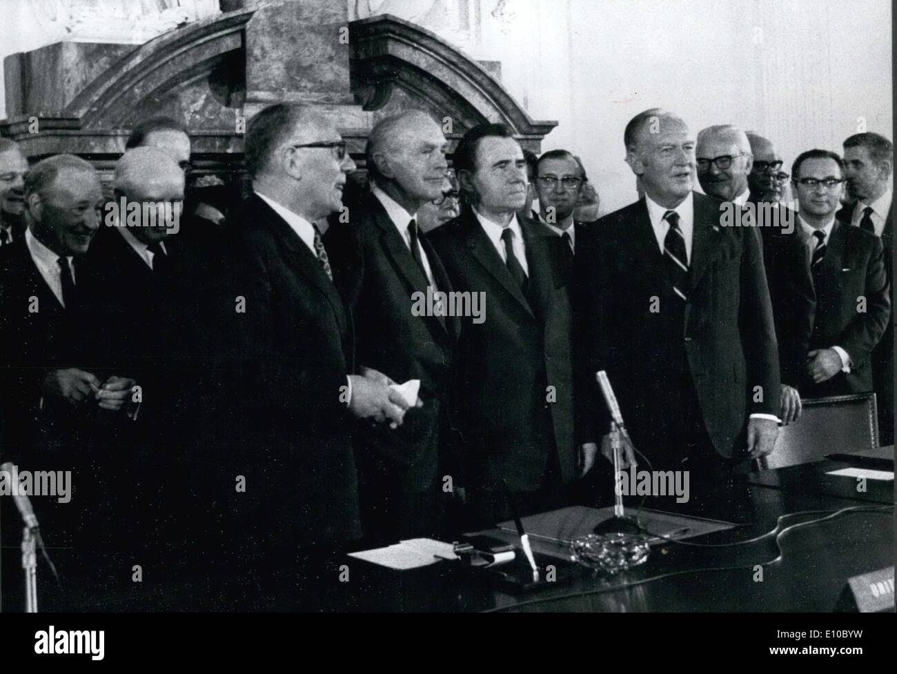 Juin 06, 1972 - une journée historique pour le ministre des affaires étrangères de Berlin quatre ont signé l'accord de Berlin à l'ancienne Kontrollrat à Berlin. OPS :- L. à R. Schumann Foreign-Minister Foreign-Minister (France), Douglas Home (Royaume-Uni) Foreign-Minister Andrej Gromiko (URSS) et Foreign-Minister Rogers (Nord) Banque D'Images