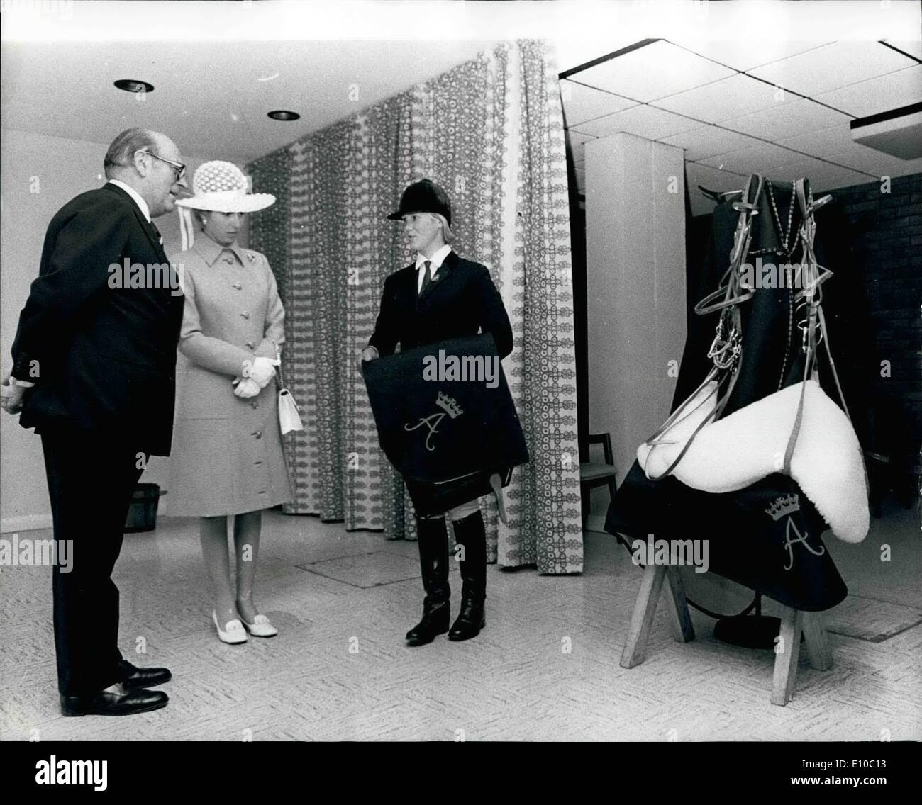 Juin 06, 1972 - La princesse Anne est présenté avec Monogrammé Équitation Sellerie : Photo montre Susan Johns- Powell, un jeune de 20 ans cavalière de Bonvilston, Glamorgan, présente la princesse Anne avec certains monogrammé équitation sellerie dans le hall du Centre National des Sports du Pays de Galles à Cardiff, Sophia Gardens. La princesse venait d'ouvrir le Centre 00 000 qui était d'il y a six mois. La tactique, avec l'initiale "A" dans le coin, était un cadeau de la part des membres du Conseil des Sports du Pays de Galles. Banque D'Images