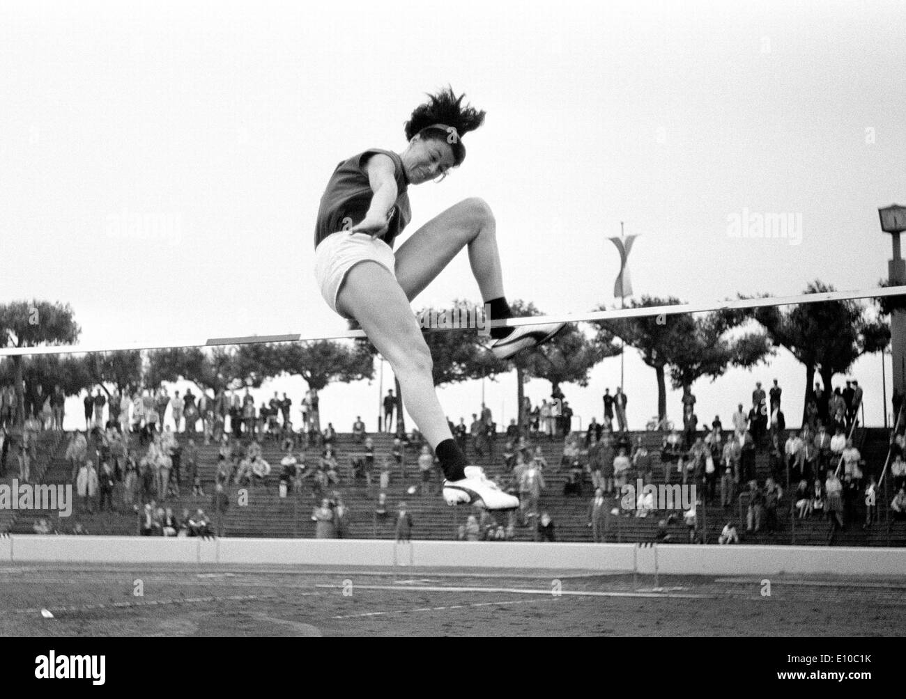 Années 60, photo en noir et blanc, sports, athlétisme, championnats allemands d'athlétisme 1965 à Duisburg Wedau, Stadium, aujourd'hui MSV Arena, saut en hauteur, les femmes, Ilia Hans de SV Stuttgarter Kickers, D-Duisburg, Ruhr, Rhénanie du Nord-Westphalie Banque D'Images